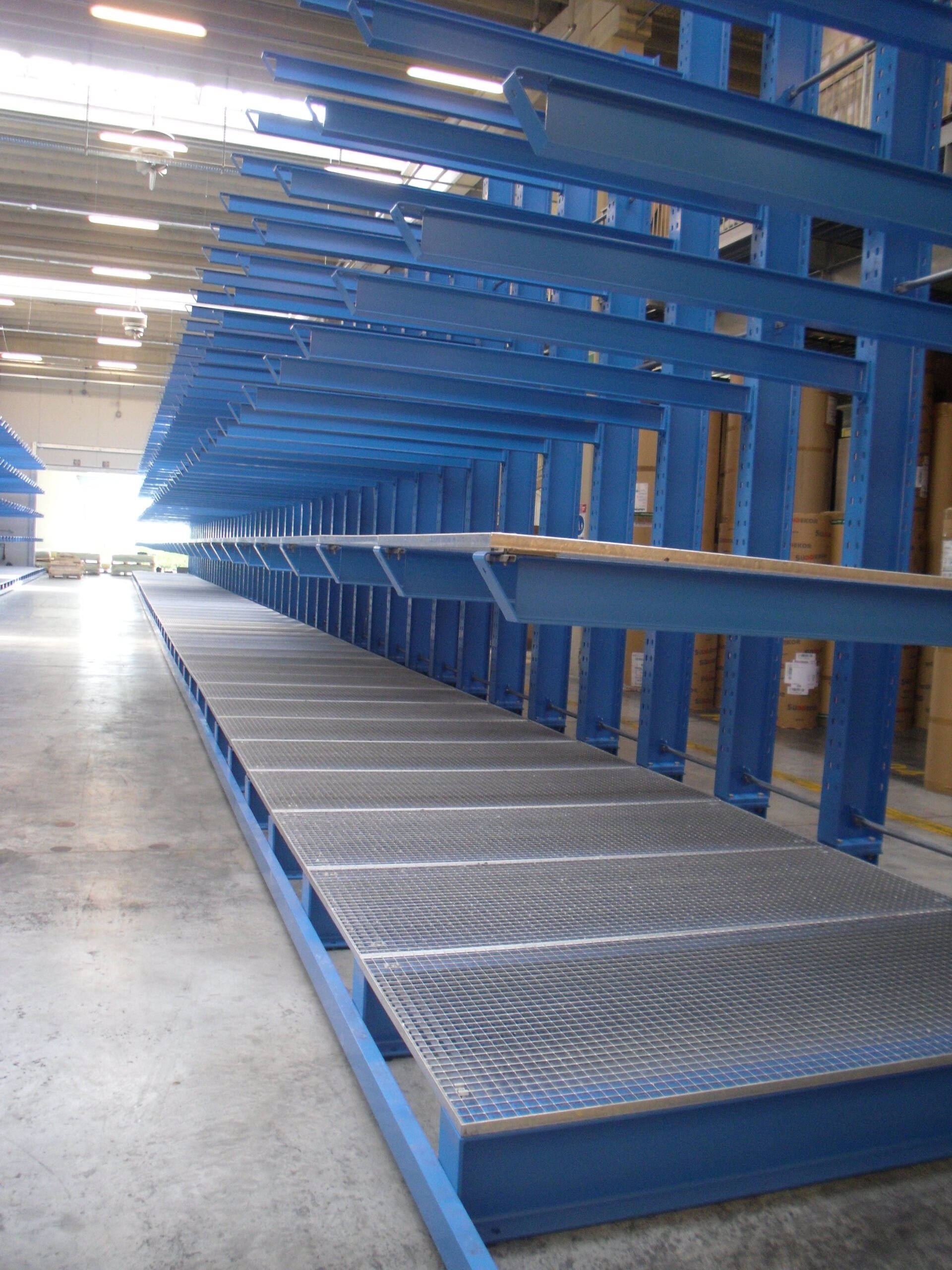 Cantilever per corpi tubi. lamiere , profilati, barre