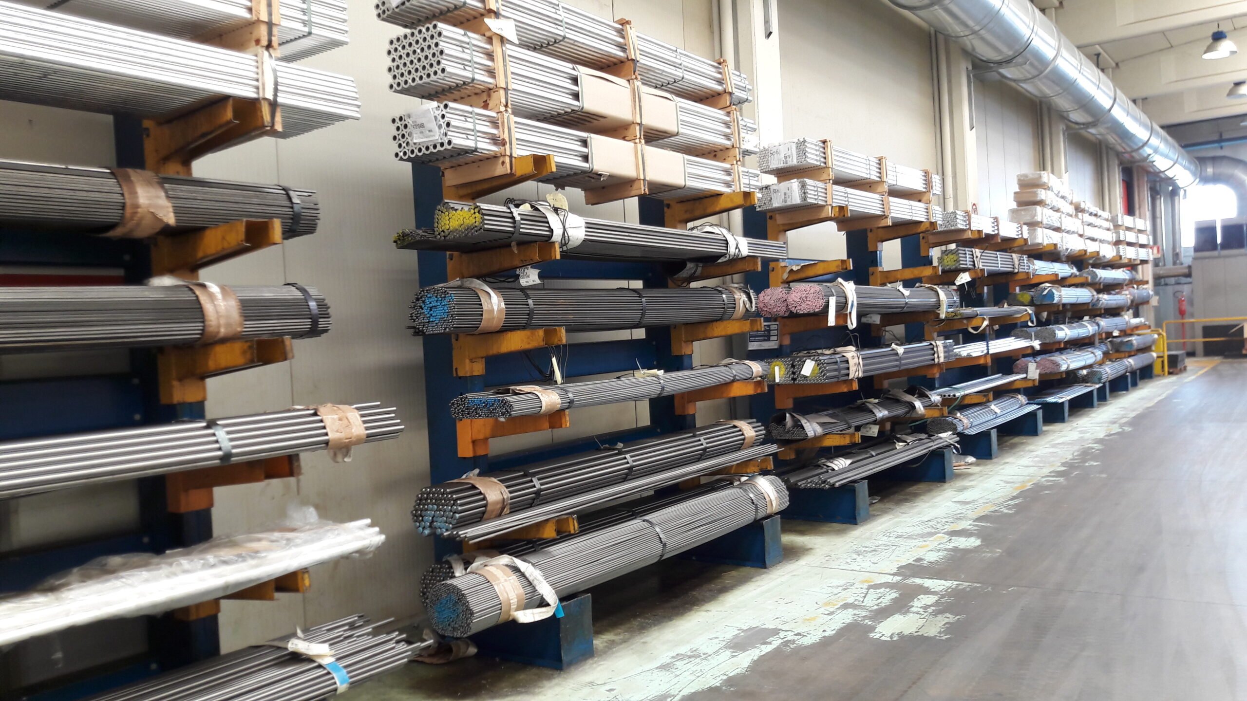 Cantilever per corpi tubi. lamiere , profilati, barre