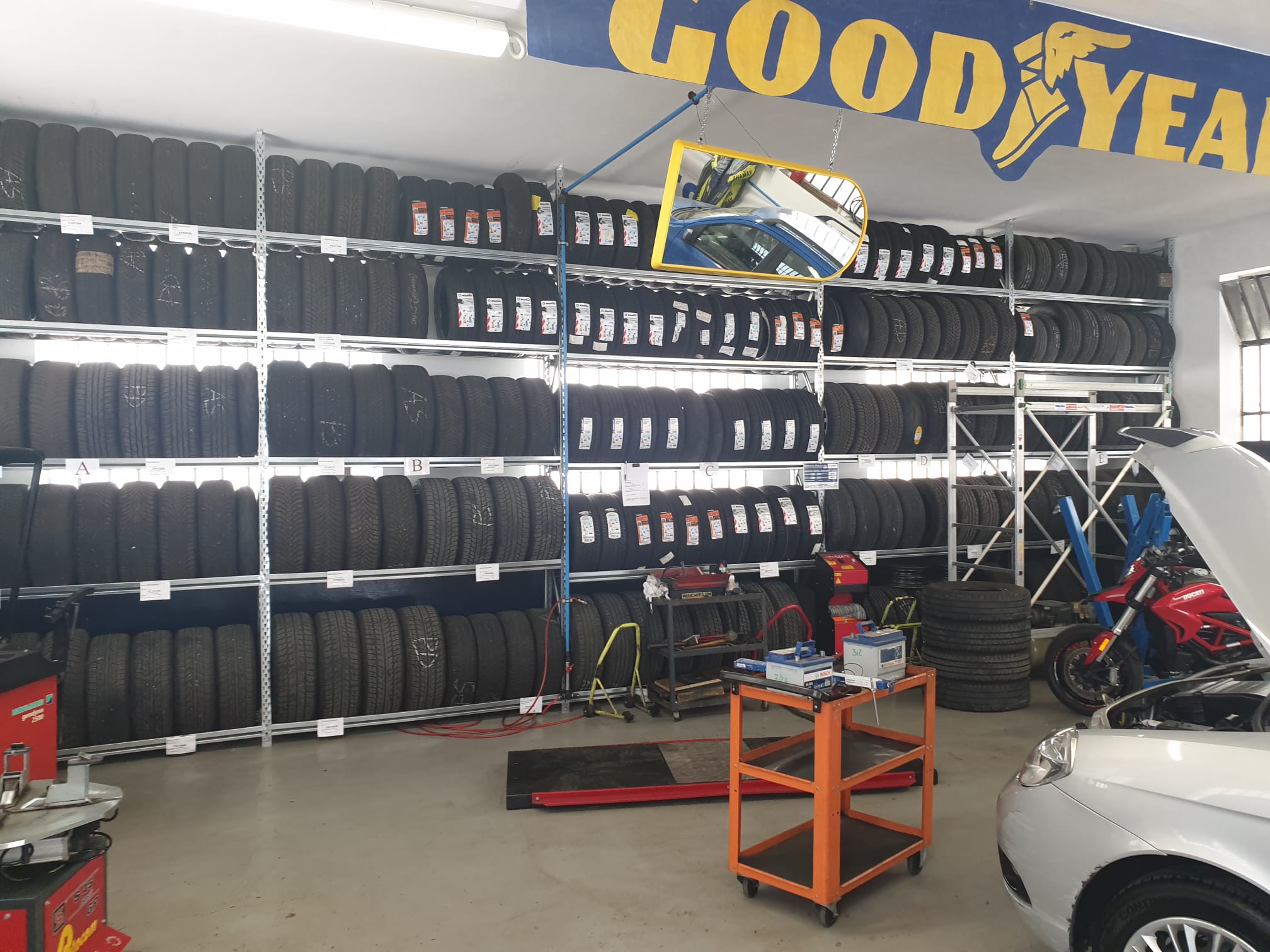 Self-supporting tyre racking