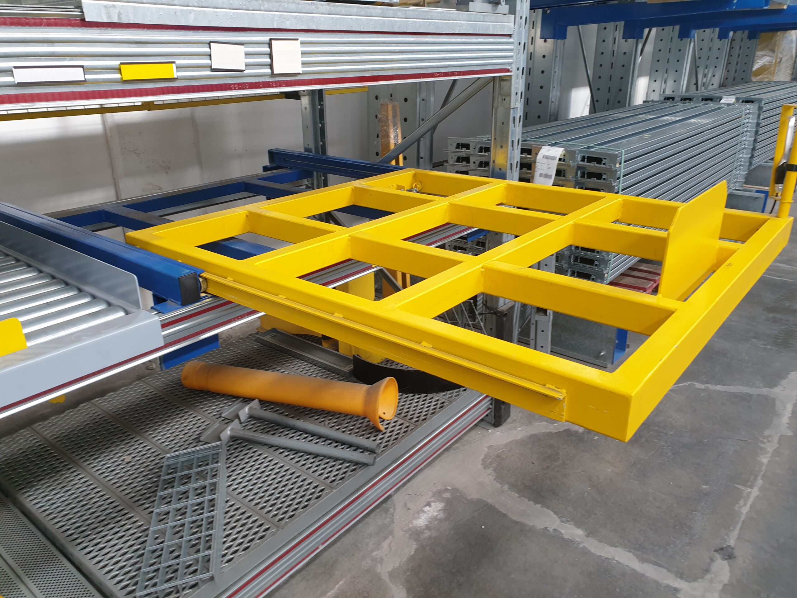 Pull-out drawer racking