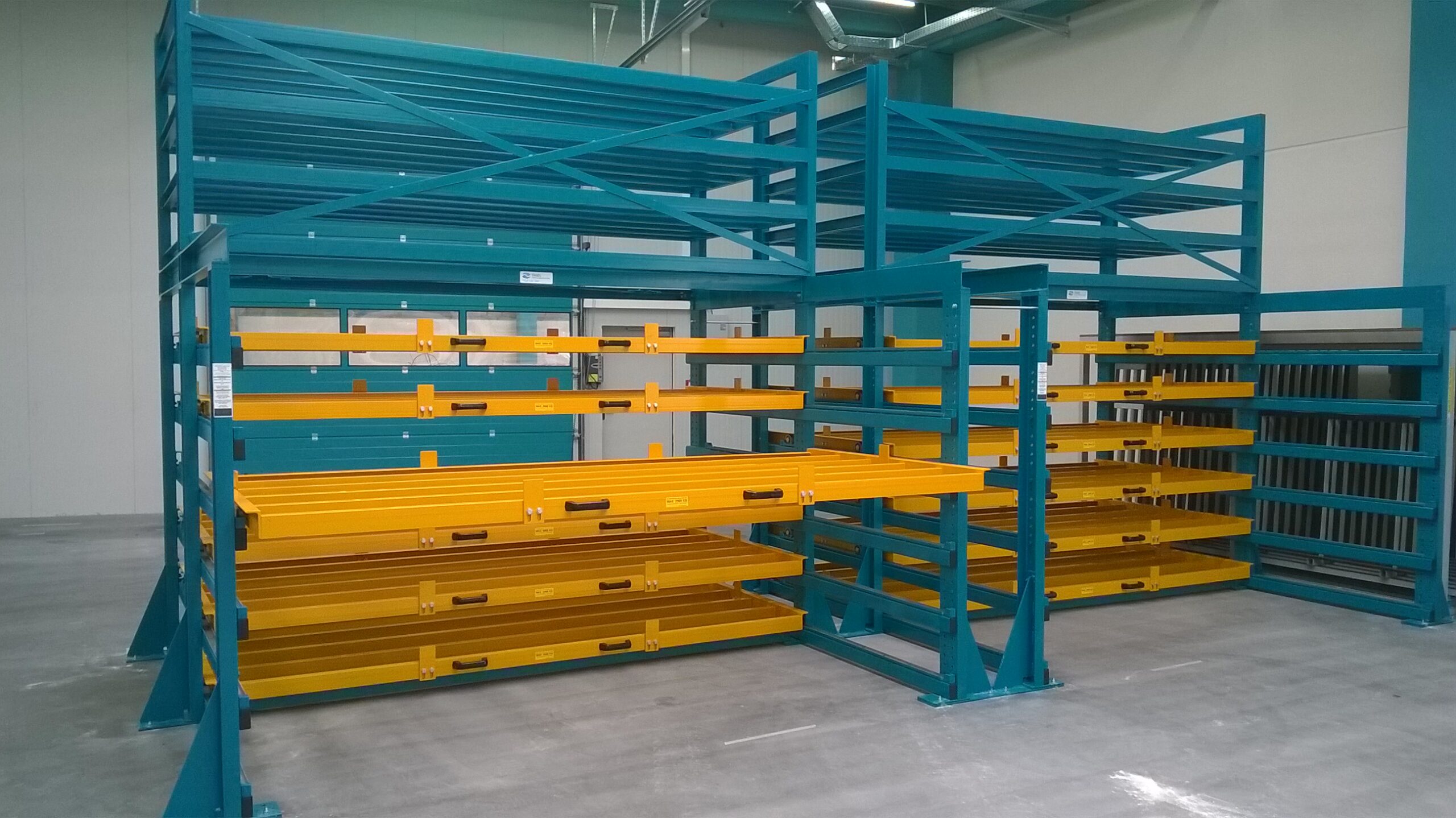 Pull-out drawer racking