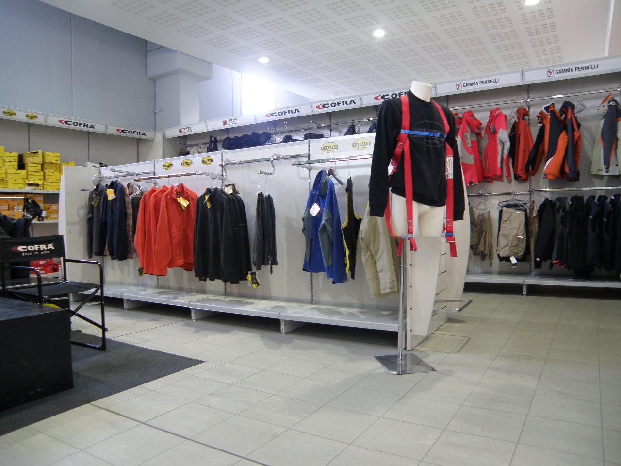 Gondola shelving for clothing