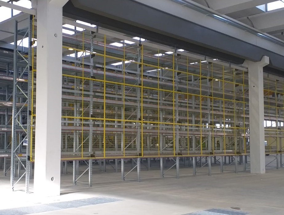 Anti-fall mesh for pallet racking